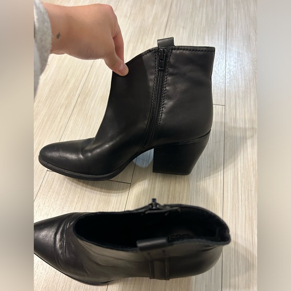 Naturalizer Fairmont Black Leather Bootie - Picture 6 of 13